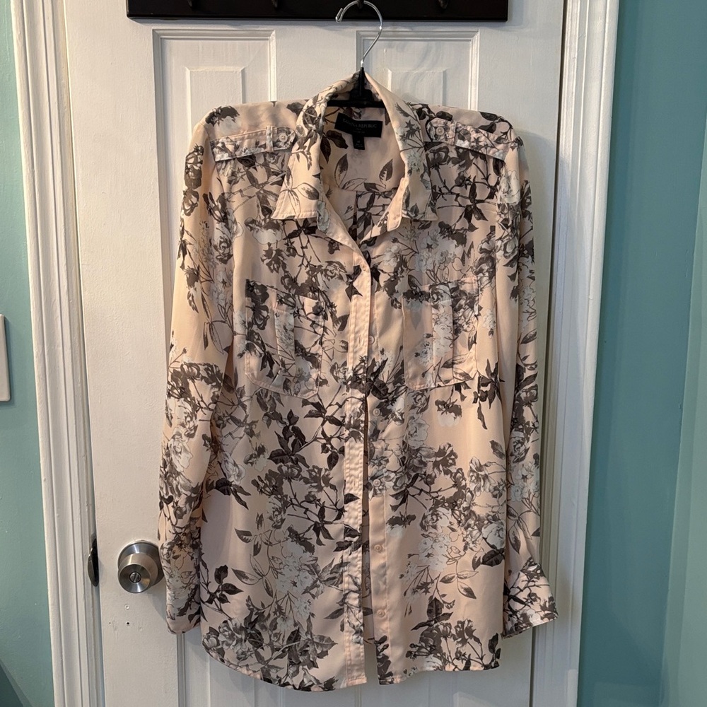 🌸 Banana Republic Light pink and Black Floral Blouse